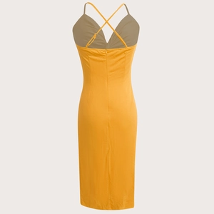 Détail des bretelles croisées et zip invisible sur une robe de soirée jaune dos nu