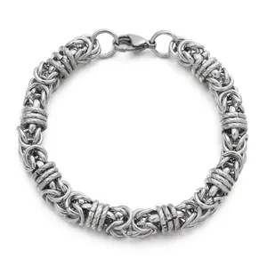 Bracelet chaîne hip hop pour homme en acier titane avec fermoir mousqueton sur fond blanc