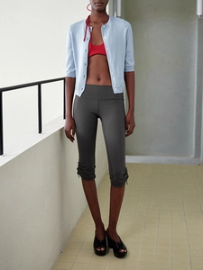 U-neck sports top paired with high-waist grey yoga leggings for outdoor fitness