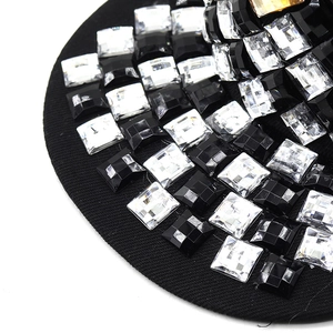 Gros plan d'une casquette noire avec des strass étincelants et des détails en cristal