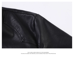Détail macro des coutures d'épaule et du grain de cuir de la veste noire pour homme