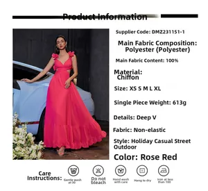 Détail de la robe longue en mousseline rose fuchsia avec décolleté en V et tissu polyester