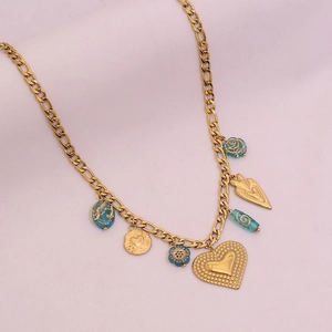 Vue détaillée du collier doré avec pendentifs cœur et éléments de tournesol variés