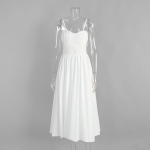 Détail d'une robe blanche en coton avec fines bretelles et taille marquée ajustée