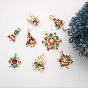 Detailliertes Set goldener Weihnachtsanhänger mit Strass wie Schneeflocken und Rentieren