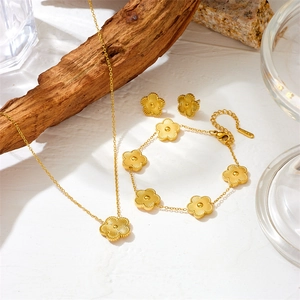 Golden stainless steel four leaf clover jewelry set with necklace bracelet and earrings