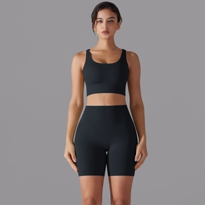 Vista frontale del set yoga nero senza cuciture con pantaloncini a vita alta e reggiseno