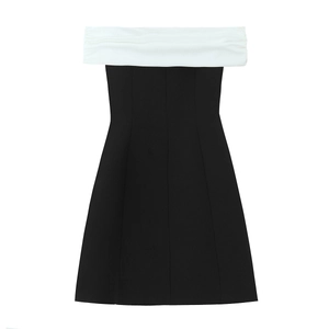 Robe midi noire chic à épaules dénudées avec décolleté blanc à volants et coupe ajustée