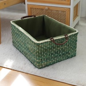 Cesta de almacenamiento tejida con forro de tela verde y asas de cuero para organizar casa