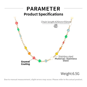 Détail macro du collier en acier inoxydable avec cœurs en émail colorés et ses dimensions