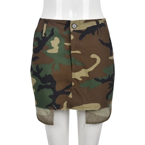 Damen Camouflage Minirock mit ausgefranstem Saum und Reißverschlusstaschen auf Mannequin