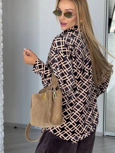 Camicia da donna a maniche lunghe con stampa geometrica nera e beige e borsa a tracolla in pelle