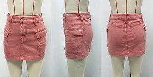 Vue triple du mini-jupe en jean rose poudré avec taille haute et grandes poches cargo