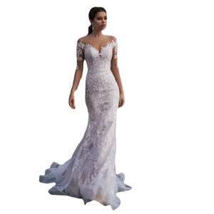 Elegantes weißes Meerjungfrau-Brautkleid mit langen Spitzenärmeln und tiefem V-Ausschnitt
