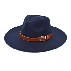 Détail d'un chapeau fedora en laine bleu marine avec large bord et boucle en cuir