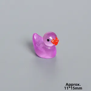 Detailansicht einer 11x15mm Miniatur-Lila Glitzer-Ente aus Harz für DIY Dekoration