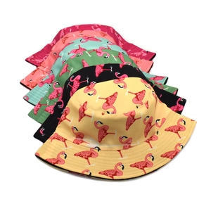 Détail de chapeaux bobs imprimés flamants roses en jaune, noir, vert et rose en toile
