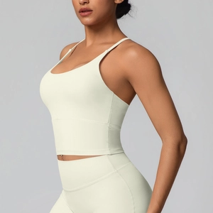 Vue latérale détaillée de la brassière de sport et du legging fitness blanc crème