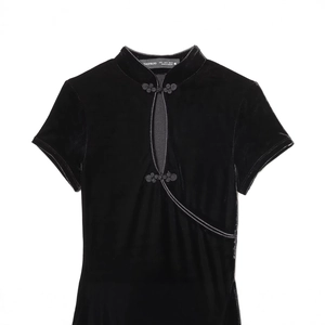 Eng anliegendes schwarzes Samt-Cheongsam-Kleid mit hohlem Kragen und traditionellen Knoten