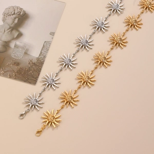 Detailansicht der gold- und silberfarbenen Körperketten mit Sonnen-Gesicht-Relief