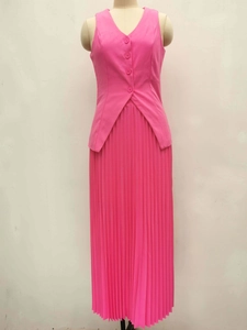 Details des rose-roten ärmellosen Westen- und Plissee-Maxirock-Sets auf einem Mannequin