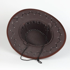 Détail d'un chapeau de cow-boy marron avec coutures noires et cordelette ajustable