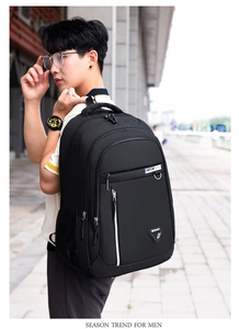 Vista lateral de mochila de nylon negra con bolsillos de malla y el logo de SPORT