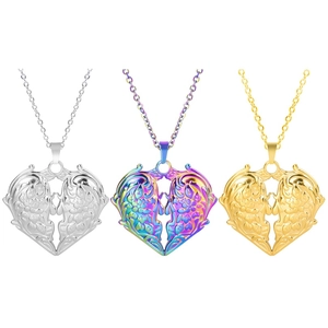 Détails des colliers en cœur ajourés avec motifs de vigne en or, argent et couleurs irisées