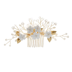 Elegante peineta nupcial con flores blancas, hojas doradas, perlas y cristales