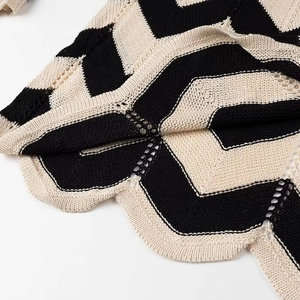 Makroaufnahme von Wellenstrickgewebe mit Wellenkanten in Schwarz und Beige