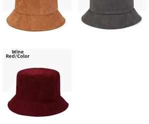 Gros plan de bobs en velours côtelé kaki, gris foncé et bordeaux avec texture rayée