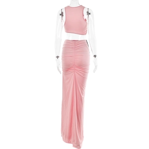 Vista posteriore dettagliata del set rosa due pezzi con crop top e gonna con spacco a ruches