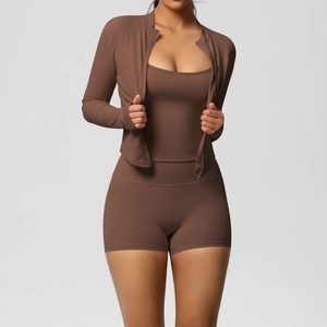 Dreiteiliges braunes Yoga-Set mit Reißverschlussjacke, Camisole-Top und High-Waist-Shorts