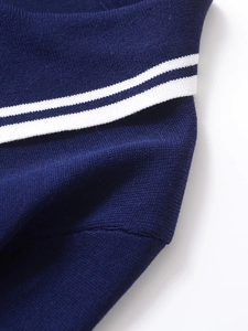 Gros plan détaillé du tricot bleu marine avec rayures blanches et texture fine