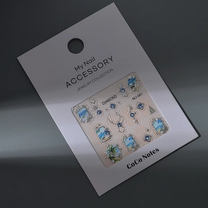 Detalle de adornos para uñas con conchas y estrellas de mar en marcos dorados