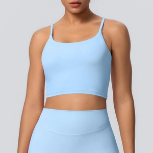 Ensemble de yoga bleu clair avec brassière à fines brides et legging taille haute sport