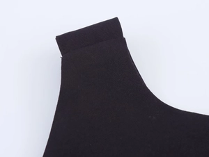 Detail van zwarte mini-jurk met naadloze afwerking en hoogwaardige elastische gebreide stof