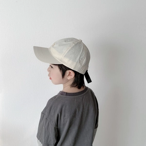 Vue détaillée de la casquette enfant avec filet respirant et sangle de réglage
