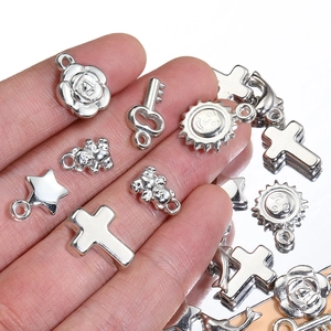 Set di ciondoli in CCB argento con croce, stella, rosa e orso per creazione gioielli DIY
