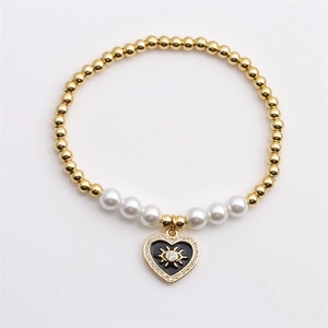 Elegante bracciale con perle e sfere dorate con ciondolo a cuore e malocchio