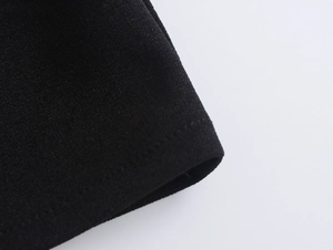Vue macro détaillée de la texture du tricot noir et des coutures de bord de haute qualité