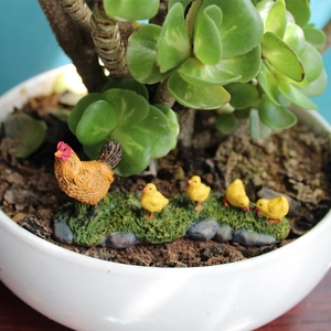 Micro landscape resin hen and yellow chicks figurines for fairy garden moss decor