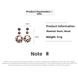 Dimensions détaillées et matériaux des boucles d'oreilles léopard en résine et bois