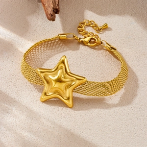 Detail eines goldenen Netzarmbands mit 3D-Sternanhänger und verstellbarem Karabiner