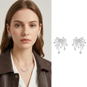 Boucles d'oreilles feux d'artifice en perles et zircons portées par un mannequin en argent