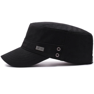 Casquette militaire plate en toile noire avec œillets d'aération et logo décoratif latéral
