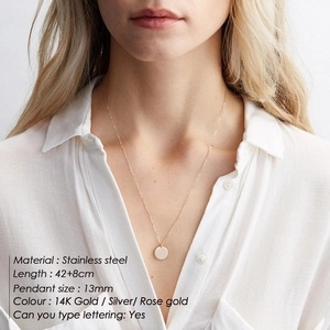 Collana minimalista in acciaio inossidabile con ciondolo tondo da 13mm e incisione