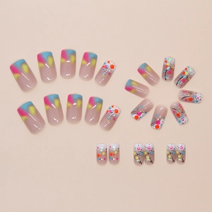 Unghie finte quadrate con sfumature colorate e pois per manicure alla moda