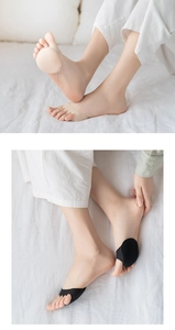 Detail von gepolsterten rutschfesten Vorfußsocken für High Heels in Beige und Schwarz