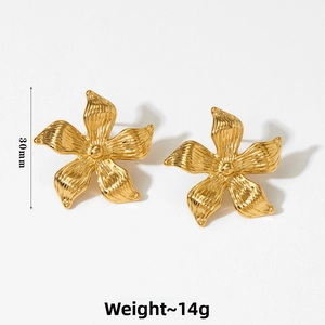 Détail macro de boucles d'oreilles fleurs dorées 30mm avec pétales texturés et poids 14g